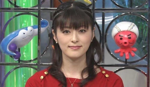 赤いブラウスを着て番組に出演している阿部哲子の画像